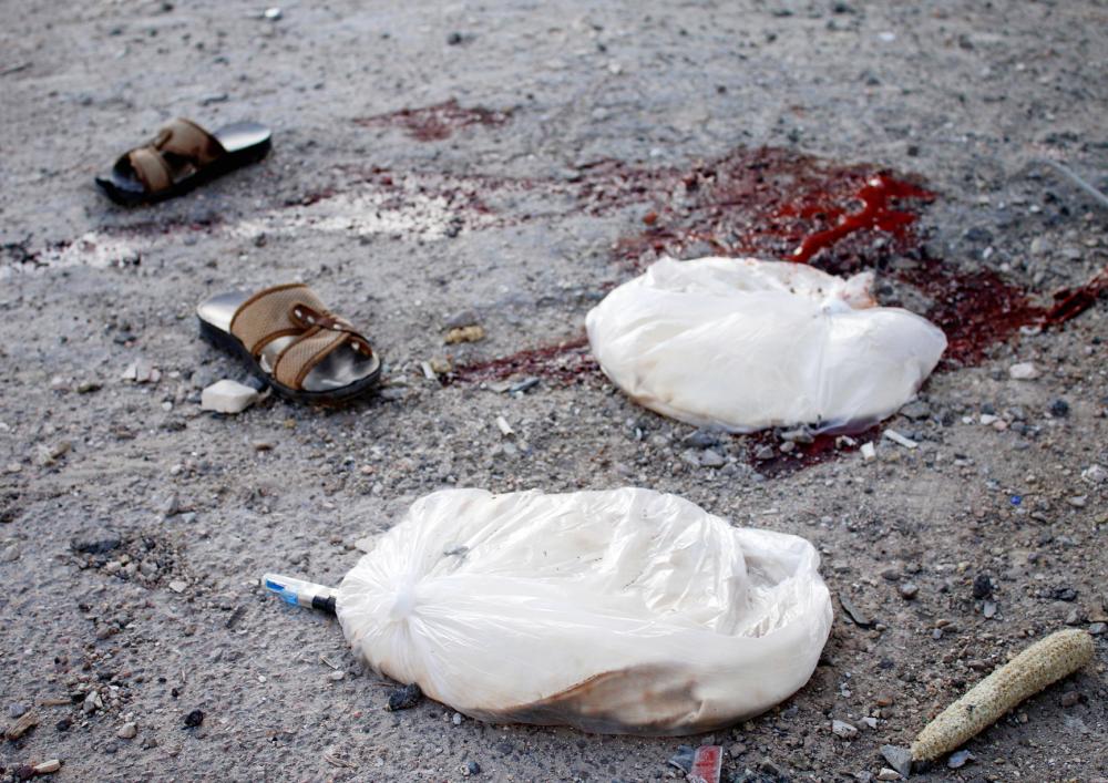 



بقع دماء وحذاء أحد المدنيين الذين قصفهم النظام السوري في درعا أثناء شرائهم للخبز أمس الأول. (أ.ف.ب)