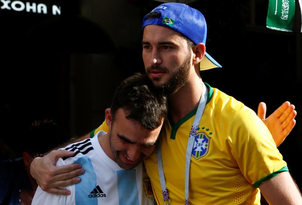 مشجع برازيلي يواسي نظيره الأرجنتيني بعد خسارة منتخبه