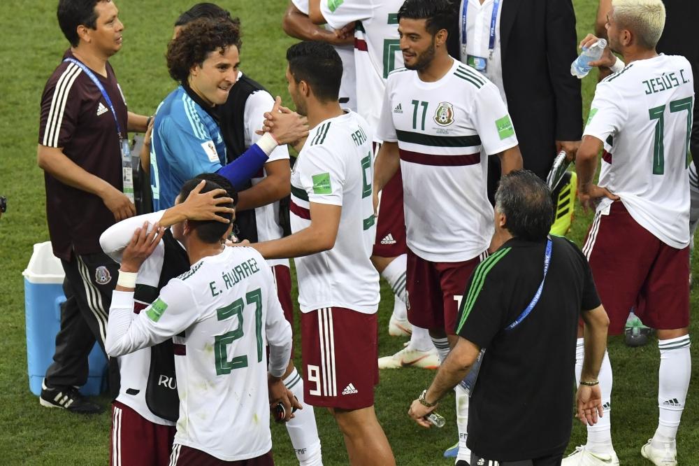 لاعبو المنتخب المكسيكي يتبادلون التهاني بعد الفوز على كوريا الجنوبية.