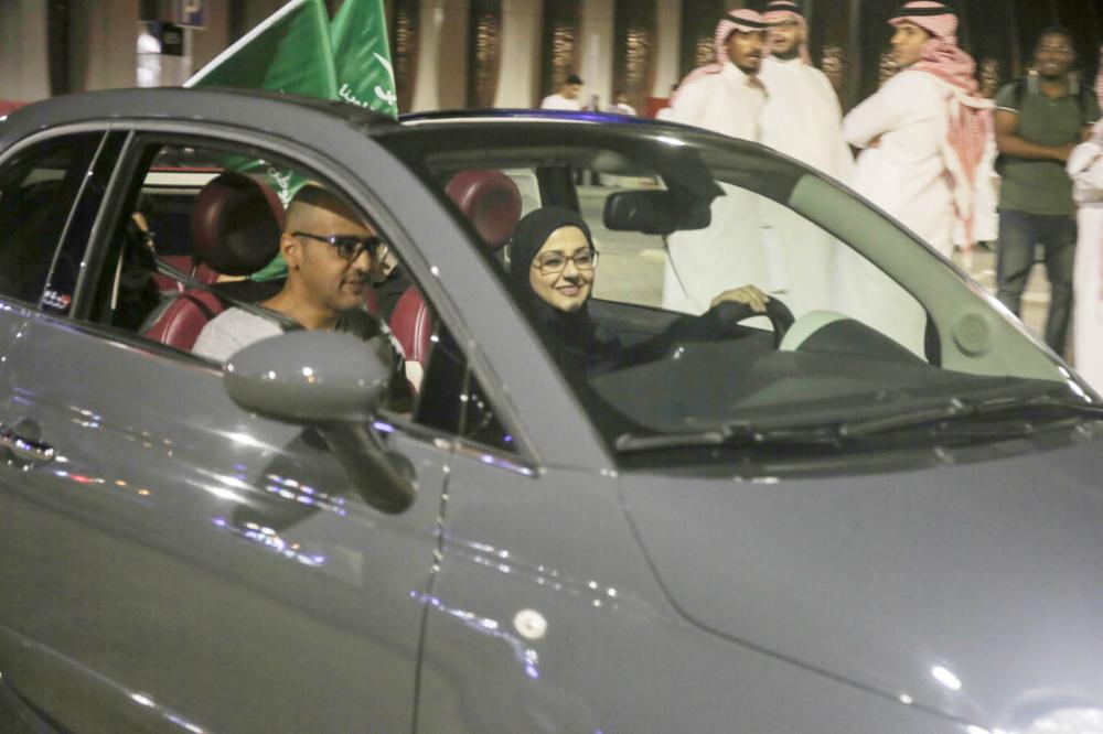 



سيدة خلف المقود مع انطلاقتها بسيارتها أمس في الرياض. (تصوير: عبدالعزيز الجابر) AAJ_1988@