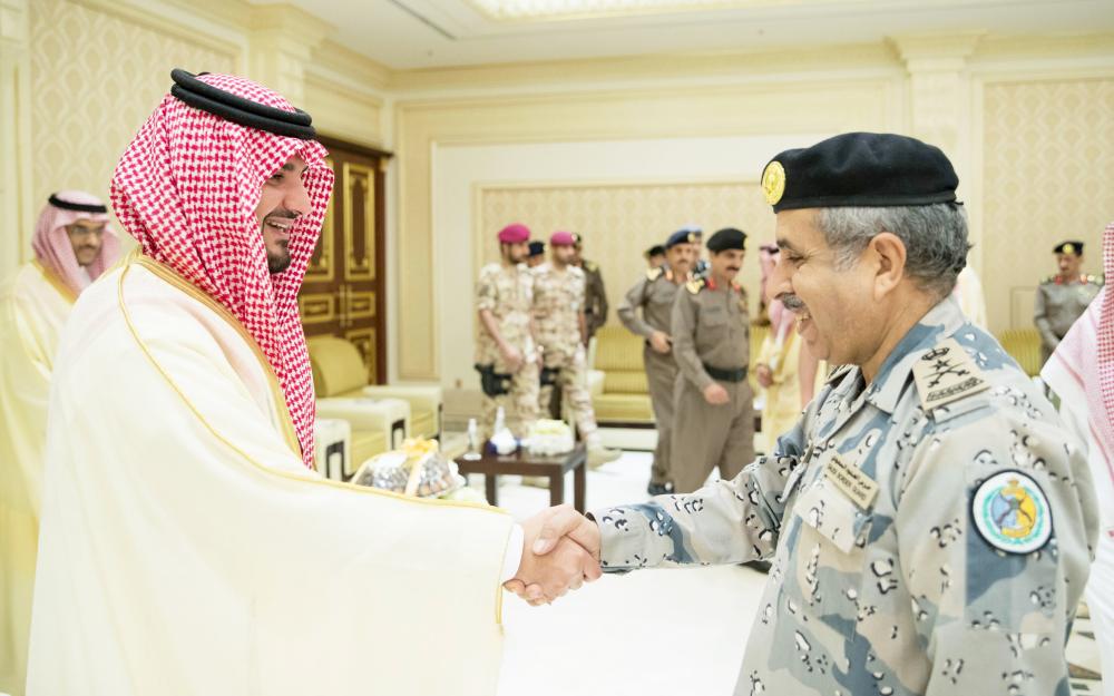 



الأمير عبدالعزيز بن سعود مصافحا أحد القادة في وزارة الداخلية .(واس)