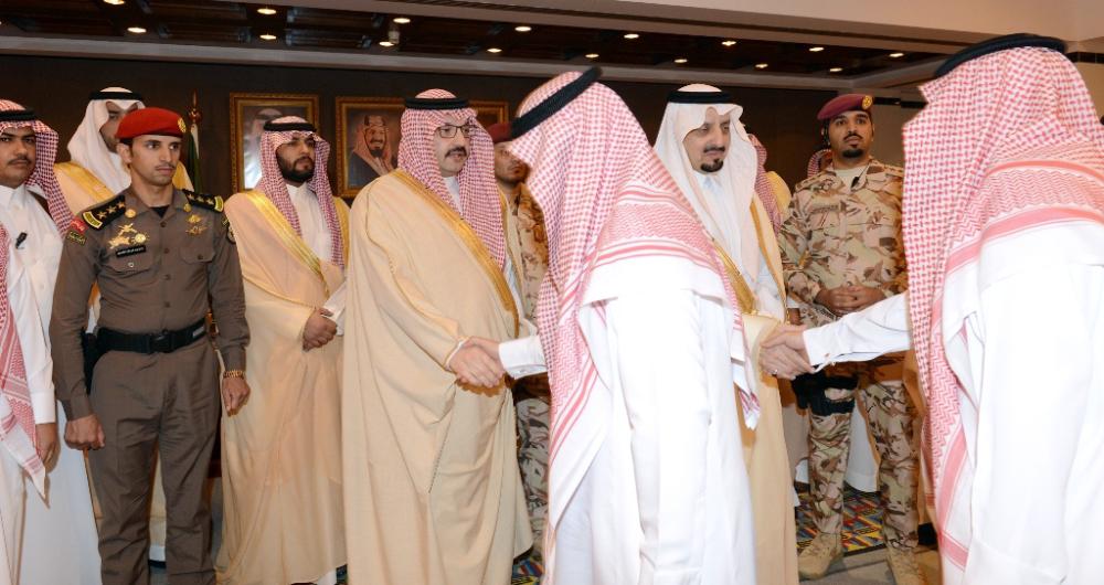 



الأمير فيصل بن خالد ونائبه يستقبلان المهنئين بالعيد.