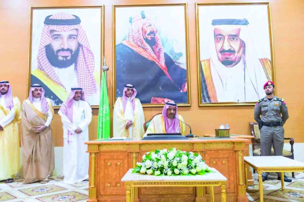 



 الأمير الدكتور حسام بن سعود مستقبلاً المهنئين.