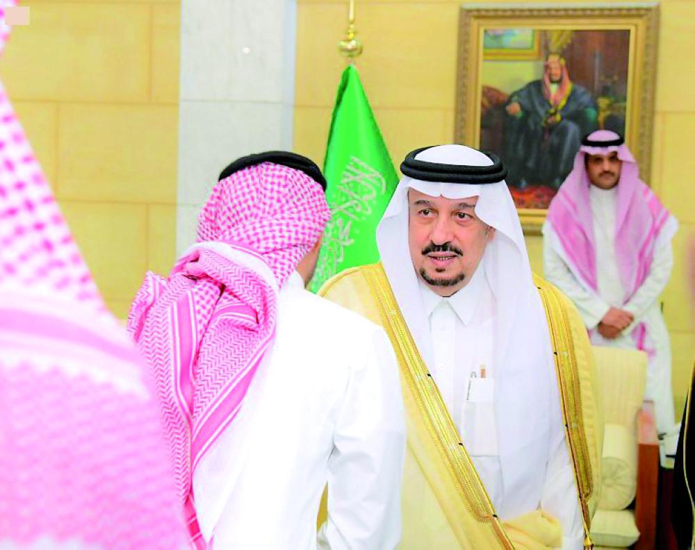 



الأمير فيصل بن بندر مستقبلا منسوبي الإمارة المهنئين بالعيد.