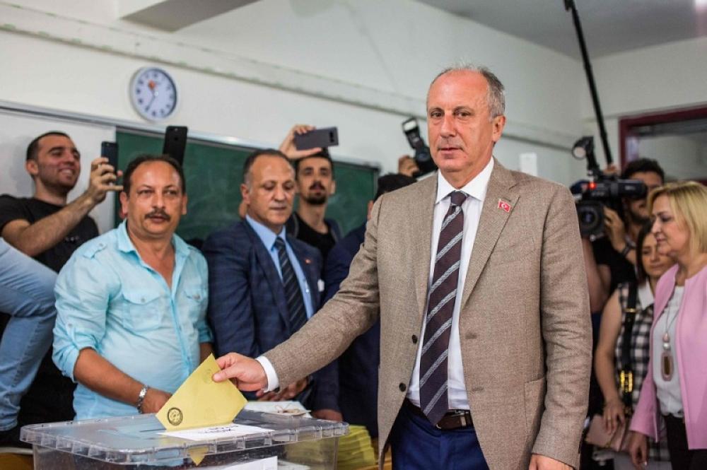 مرشح المعارضة التركية محرم إنجه يدلي بصوته في الانتخابات الرئاسية. (وكالات)
