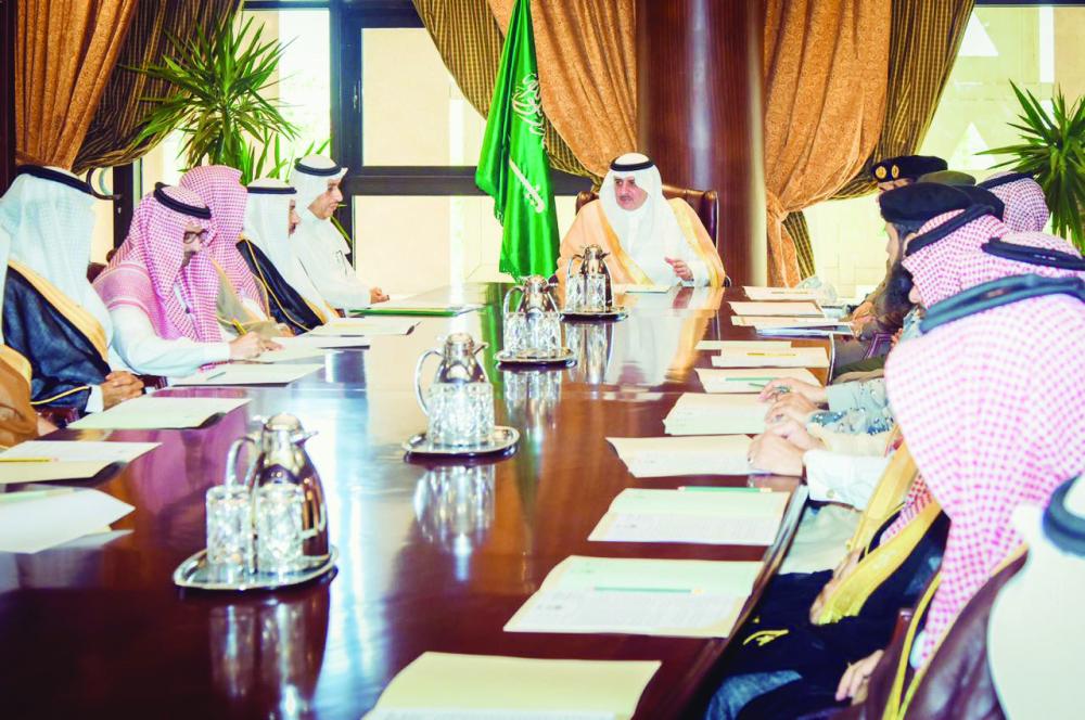 



الأمير فهد بن سلطان مترئساً الاجتماع.