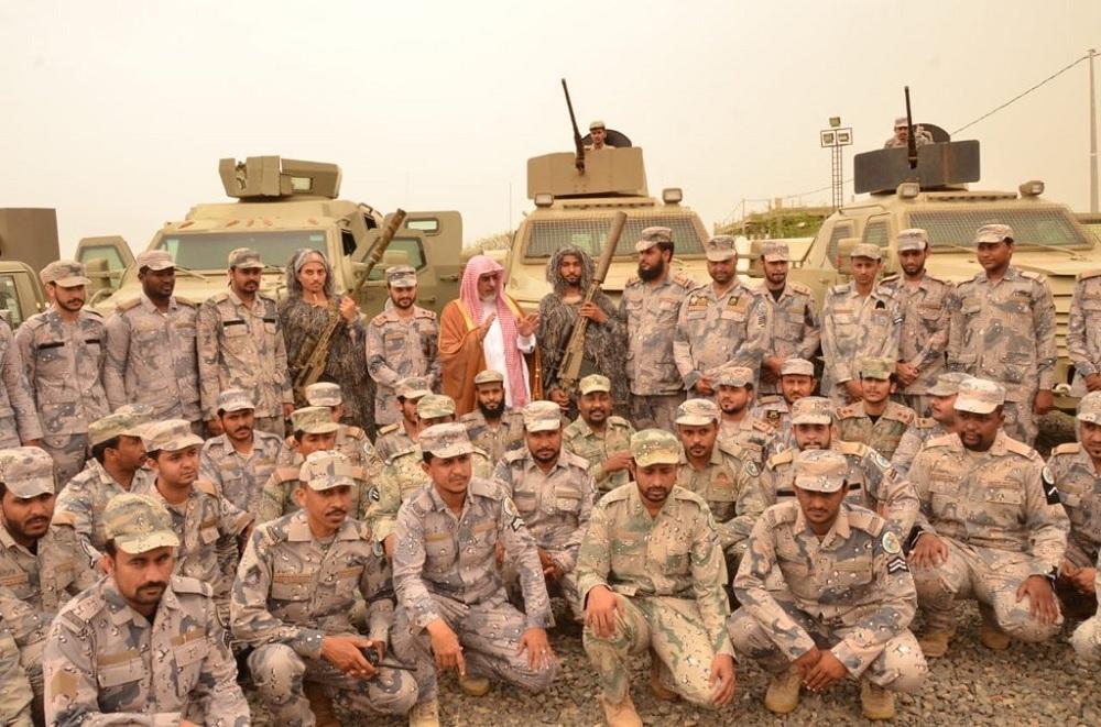 صورة جماعية لمدير جامعة الإمام مع الجنود في الحد الجنوبي.