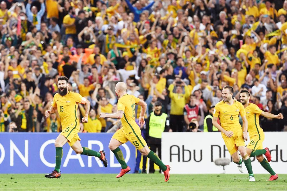 Australia's Mile Jedinak (L) celebrates scoring in their 2018 World Cup qualification play-off football match against Honduras at Stadium Australia in Sydney on November 15, 2017. -- IMAGE RESTRICTED TO EDITORIAL USE - STRICTLY NO COMMERCIAL USE --
 / AFP / William WEST / -- IMAGE RESTRICTED TO EDITORIAL USE - STRICTLY NO COMMERCIAL USE --
