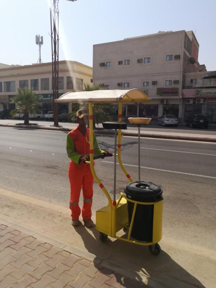 عربات التقاط للنفايات بغطاء واق ٍ لحماية عمال النظافة من أشعة الشمس