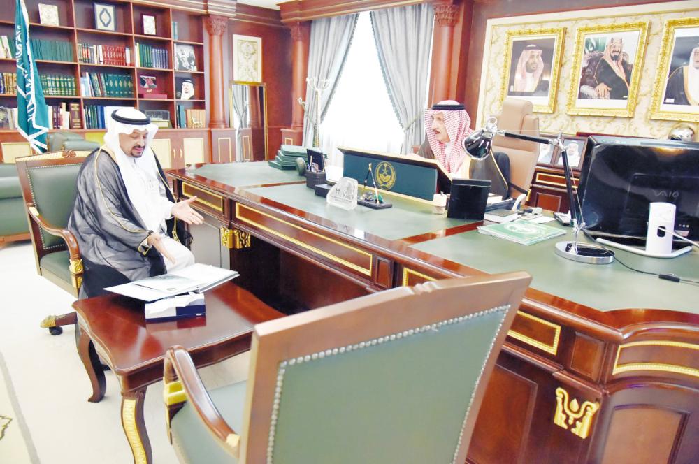 



الأمير محمد بن ناصر خلال استقبال مدير الصندوق الزراعي.