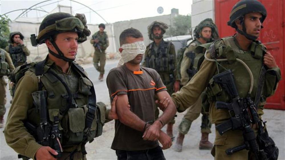 جنديان إسرائيليان يعتقلان فلسطينياً
