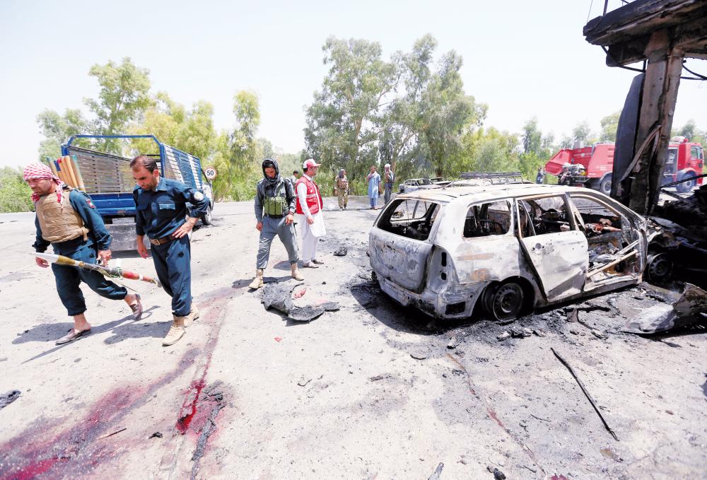 



رجال شرطة أفغان يتفقدون موقع الهجوم الانتحاري في مدينة جلال أباد، أمس. (رويترز)