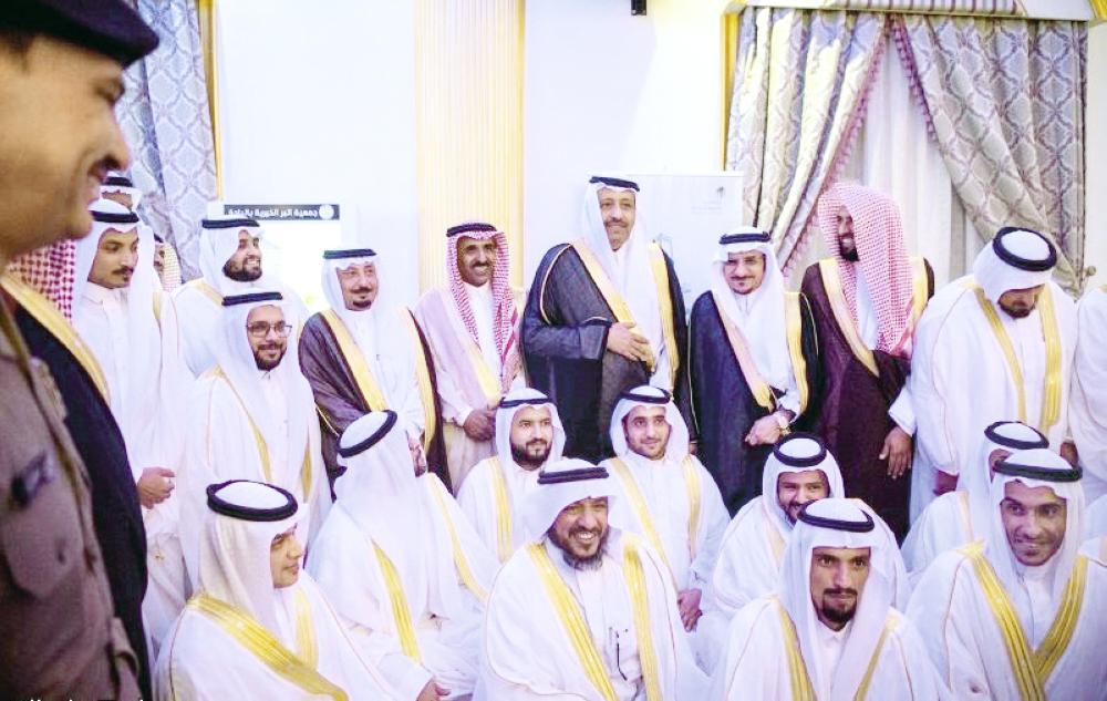 





الأمير حسام بن سعود مع العرسان.