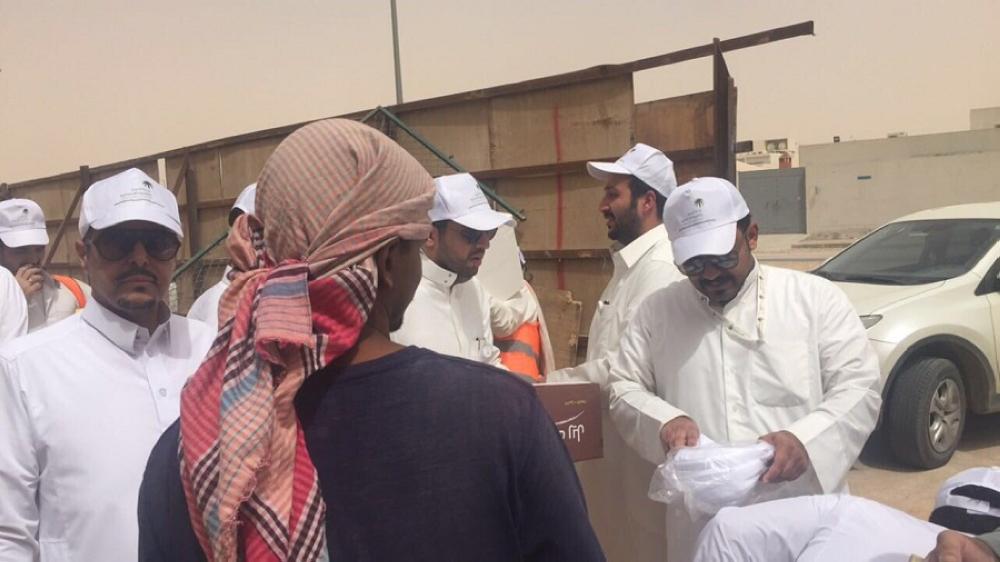 رصد مخالفة لقرار منع العمل تحت أشعة الشمس في الرياض