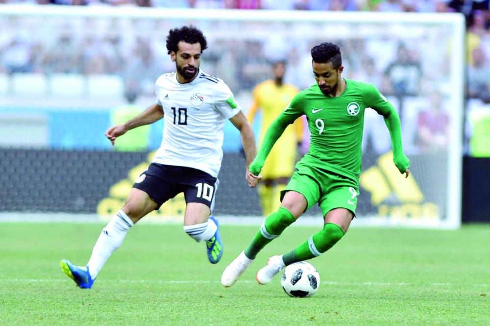 



باهبري يستحوذ على الكرة من أمام صلاح في مباراة المنتخبين السعودي والمصري في مونديال روسيا.