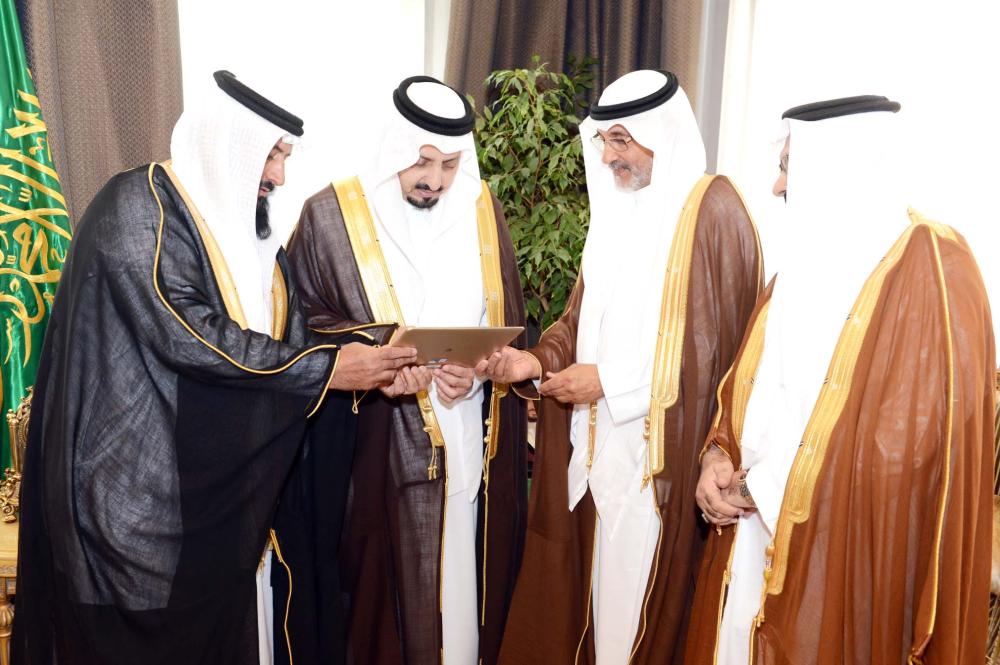 



الأمير فيصل بن خالد يطلع على تقرير ورشة إنشاء أوقاف جامعة بيشة.