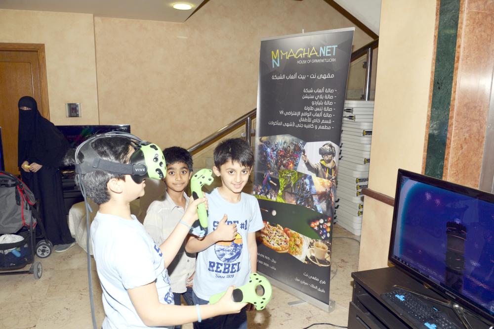 


مجموعة من الأطفال يستمتعون بالمشاهدة عبر نظارات الواقع الافتراضي. (تصوير: ناصر محسن)