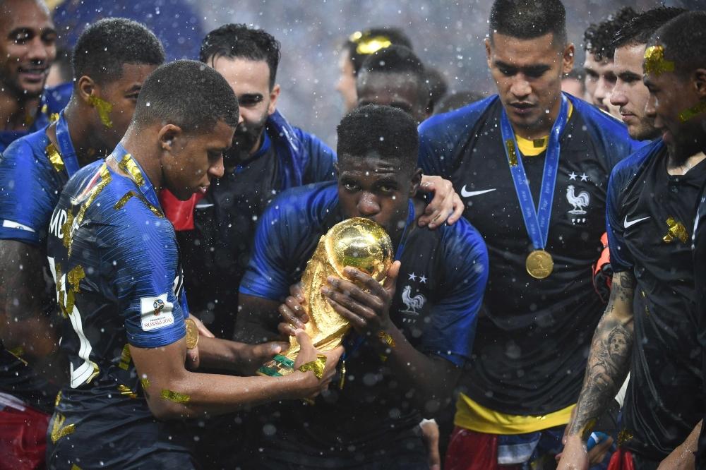 لاعبو المنتخب الفرنسي محتفلين بكأس العالم