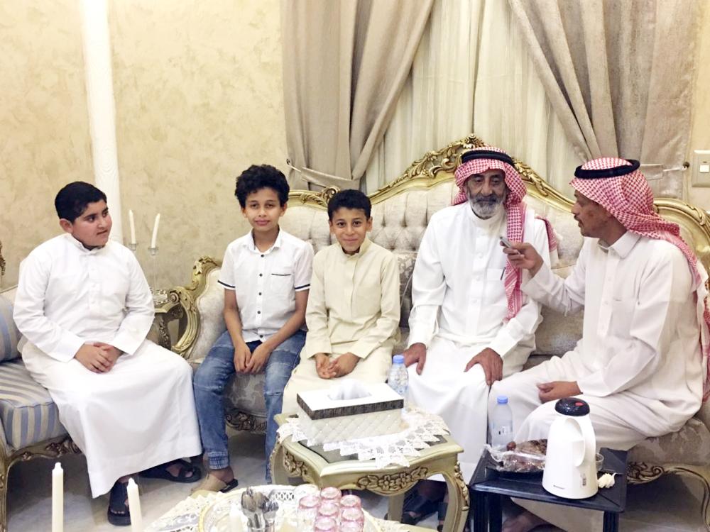 



عبد الحميد الضويمر مع أحفاد أحفاده خلال حديثه مع محرر «عكاظ».