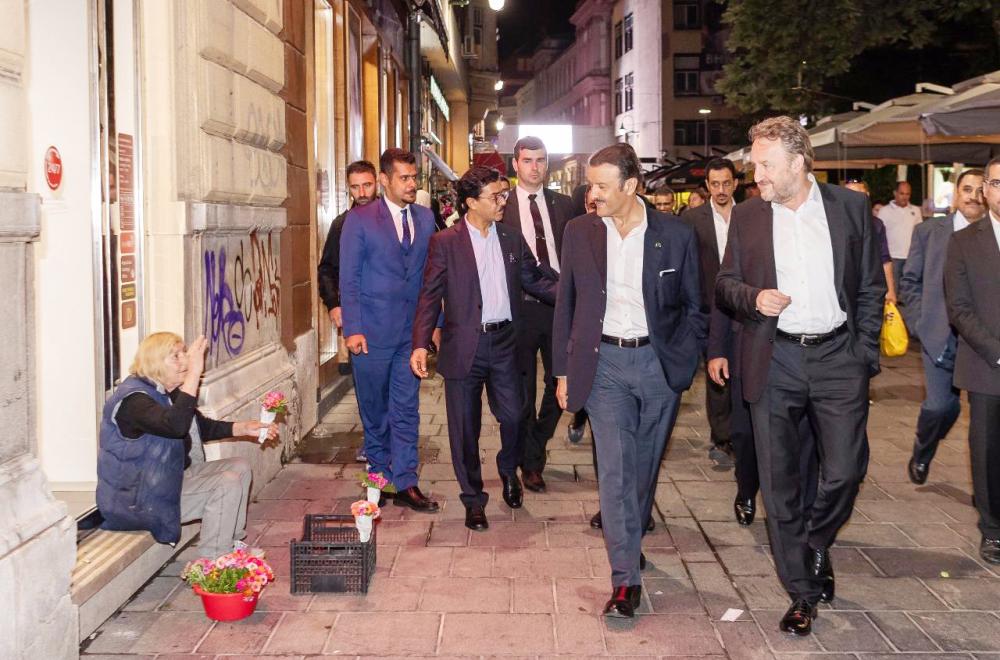 



الرئيس البوسني مصطحبا الأمير سلطان بن سلمان في جولة وسط العاصمة سراييفو مساء أمس الأول. (واس)