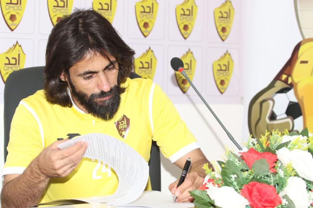 



عبدالغني خلال التوقيع.