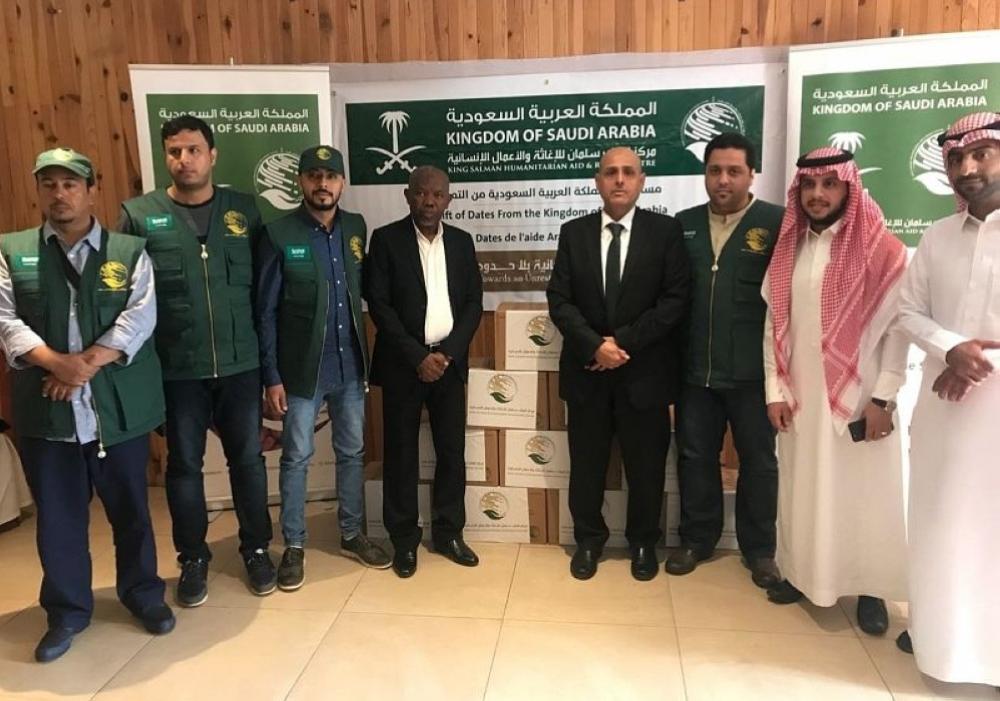 (KSRelief) delivered here today 50 tons of dates as a gift given by the Government of the Kingdom of Saudi Arabia to the Union of the Comoros, in the presence of Saudi Ambassador to the Union of the Comoros Hamad Mohammed Al-Hajri, and a number of officials.