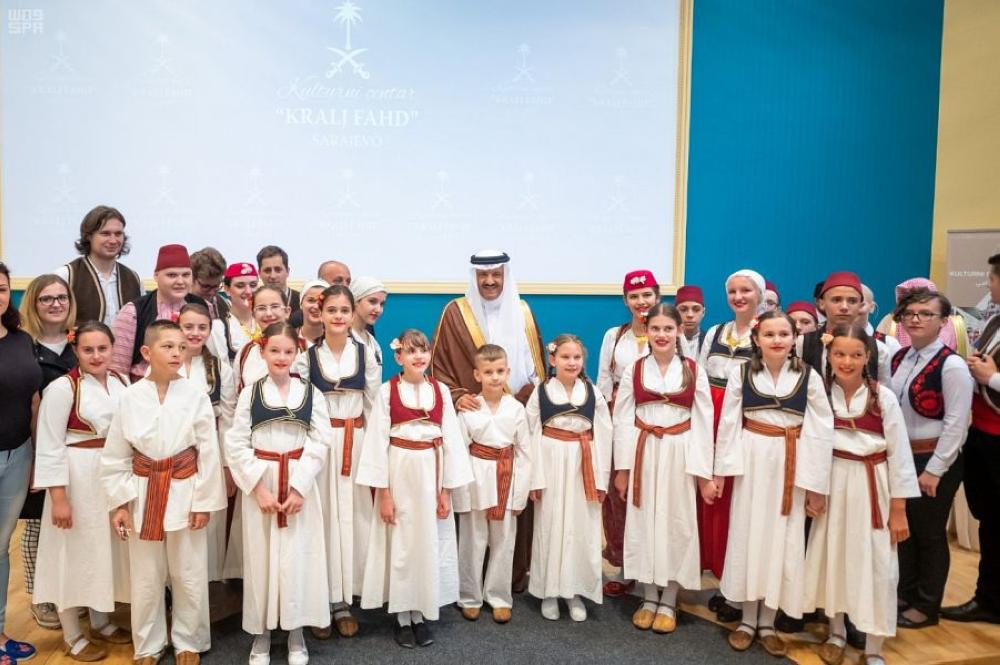 



الأمير سلطان بن سلمان مع الأطفال خلال الزيارة.