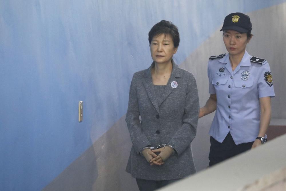 الأصفاد في يدي رئيسة كوريا الجنوبية بمحكمة في سيول.