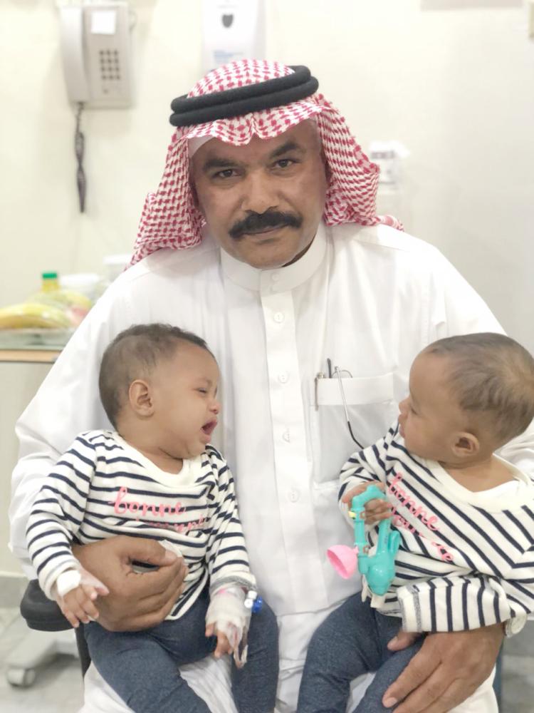 



مدير فرع جمعية حقوق الإنسان في جدة محتضنا الطفلتين. (عكاظ)