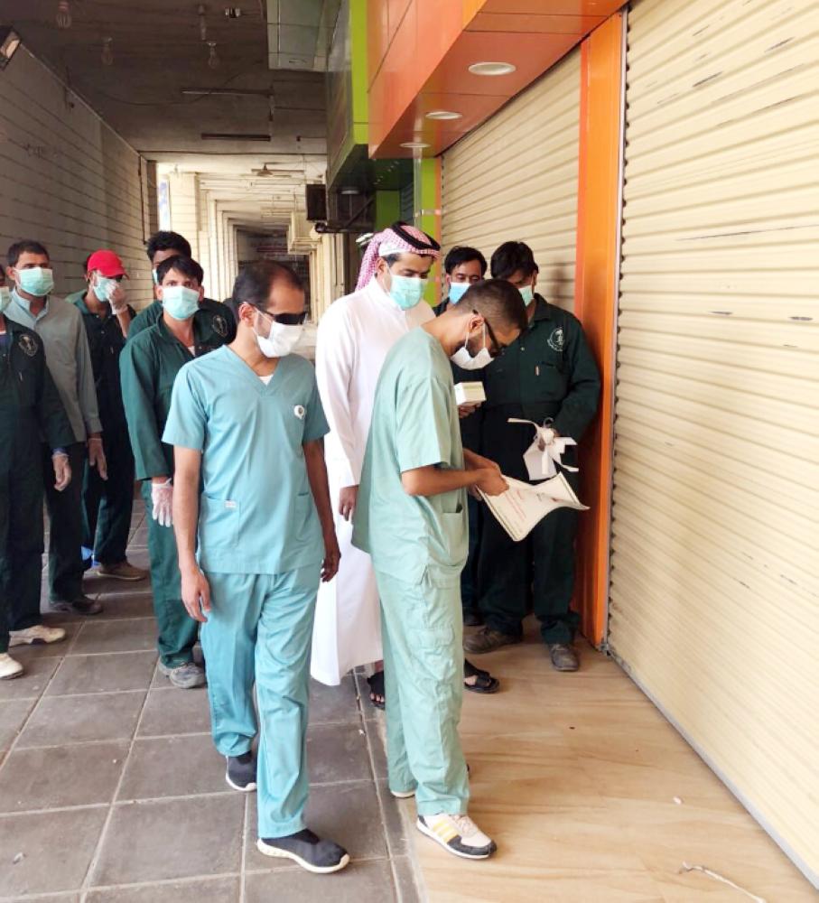 



تطبيق خطة الطوارئ في سوق العزيزية بالرياض بعد ظهور حالة إيجابية لمرض أنفلونزا الطيور.