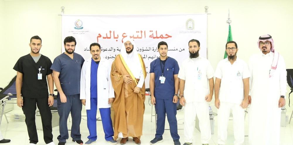 وزير الشؤون الإسلامية مع الفريق الطبي