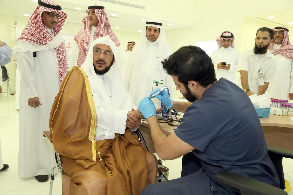 إجراء الفحوصات لوزير الشؤون الإسلامية قبل التبرع بالدم