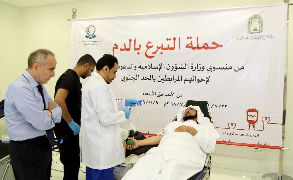 الوزير آل الشيخ أثناء تبرعه بالدم