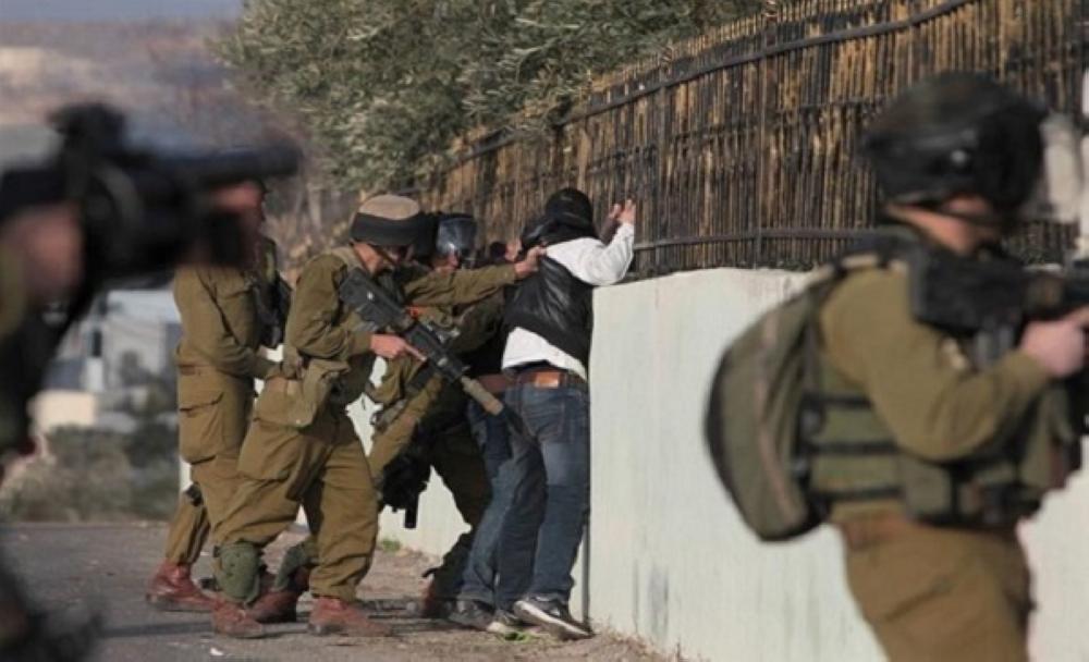 جنود إسرائيليون يعتقلون فلسطينيين