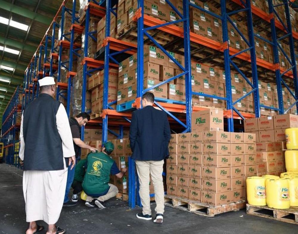 (KSRelief) paid an inspection visit to the factories that specialised on preparing the food aid to Somali refugees in Dadaab region in Kenya to ensure its quality in accordance with humanitarian and relief standards.