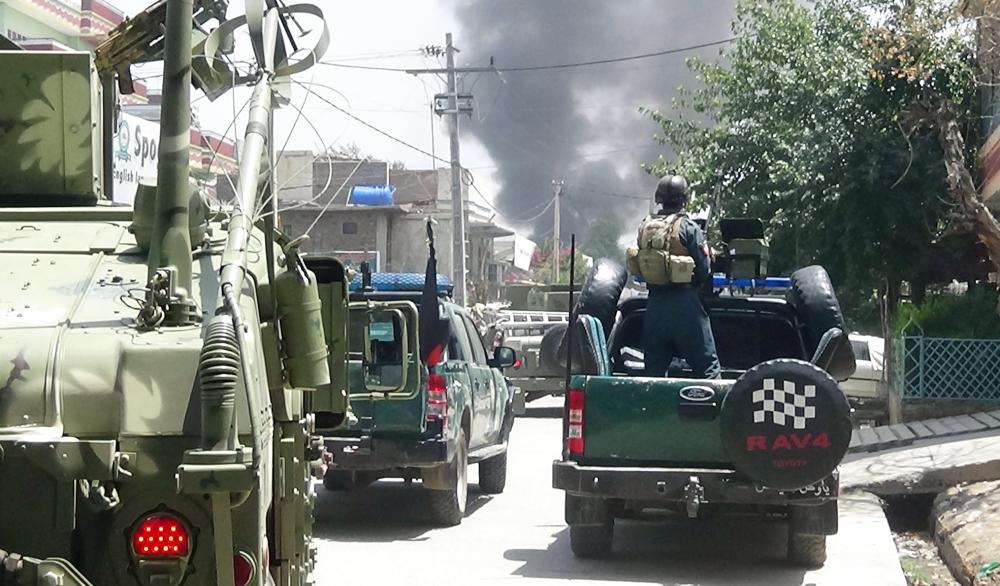 



 الأمن الأفغاني يصل إلى موقع الهجوم في جلال أباد أمس. (أ ف ب)