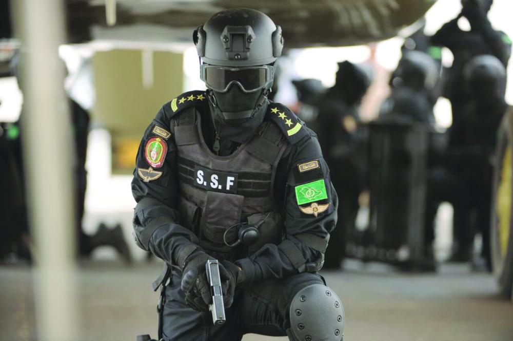 



ضابط من حماية الطائرات التابعة لقوات الأمن الخاصة. (عكاظ)