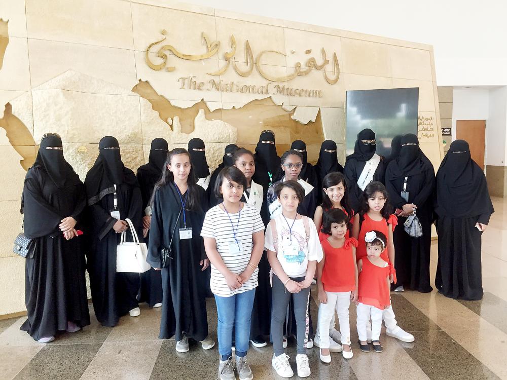 



 «سفراء الظفر» أثناء زيارتهم المتحف الوطني بمركز الملك عبدالعزيز التاريخي والدارة. (عكاظ)