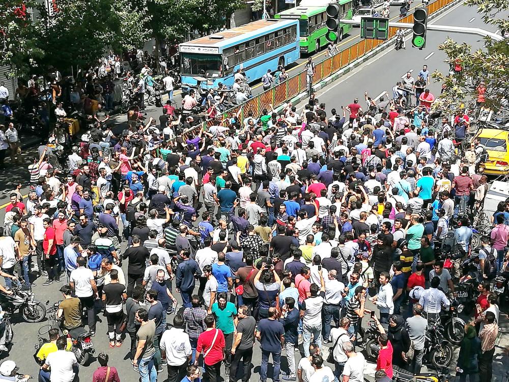 



احتجاجات الغضب تشعل إيران وتزلزل أركان «ولاية الفقيه».  (عكاظ)