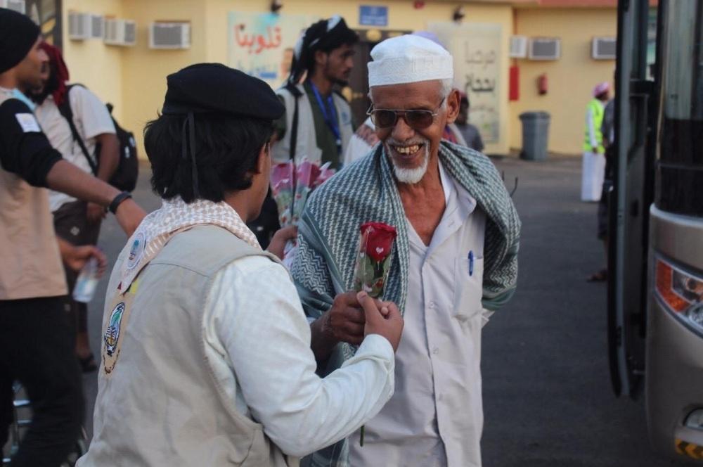 استقبال حاج يمني بالورود
