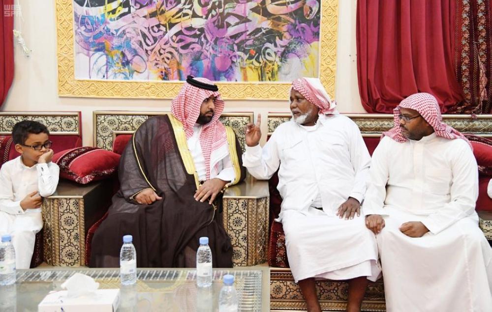 



الأمير محمد بن عبدالعزيز مواسيا ذوي الشهيد. (عكاظ)