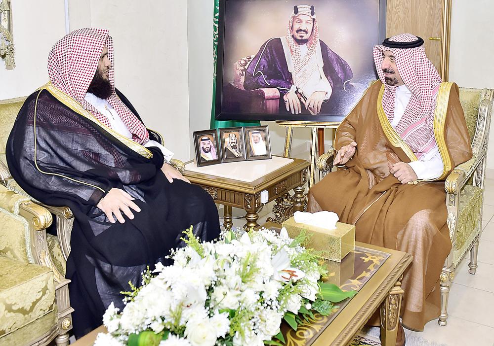 



الأمير جلوي بن عبدالعزيز مستقبلا العصيمي. (عكاظ)