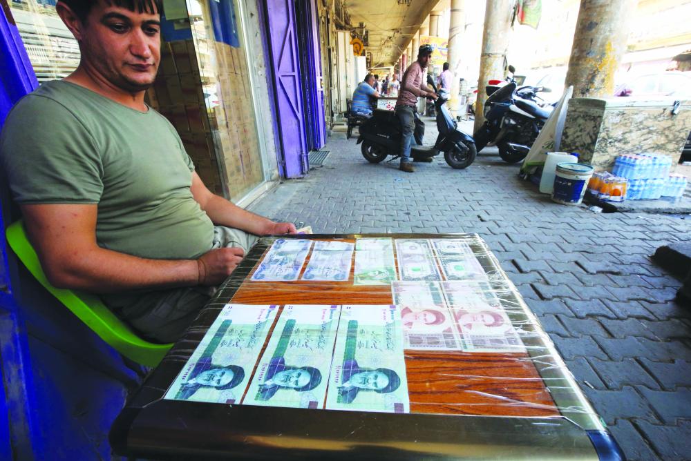 



 عراقي يعرض عملة إيرانية للبيع في العاصمة بغداد أمس، وسط انهيار غير مسبوق في قيمتها مقارنة بالدولار مع إعادة فرض العقوبات الأمريكية. (أ.ف.ب)