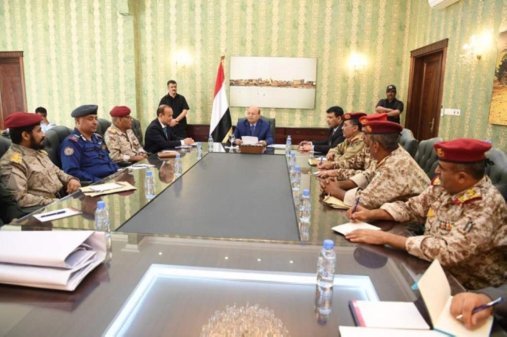 الرئيس اليمني لدى اجتماعه بمحافظ تعز والقيادات الأمنية