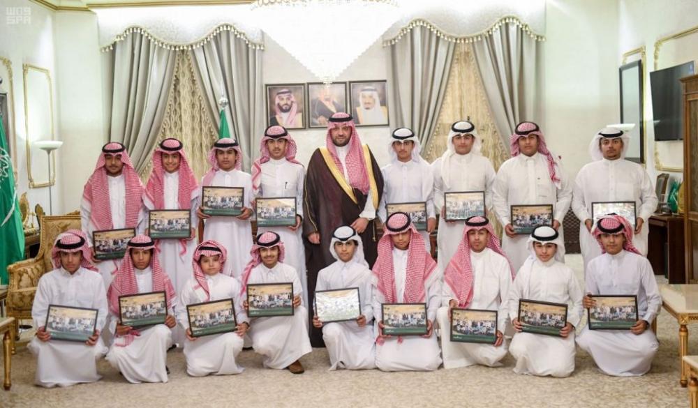 



الأمير فيصل بن خالد مع طلاب موهبة أبناء الشمال.  (عكاظ)