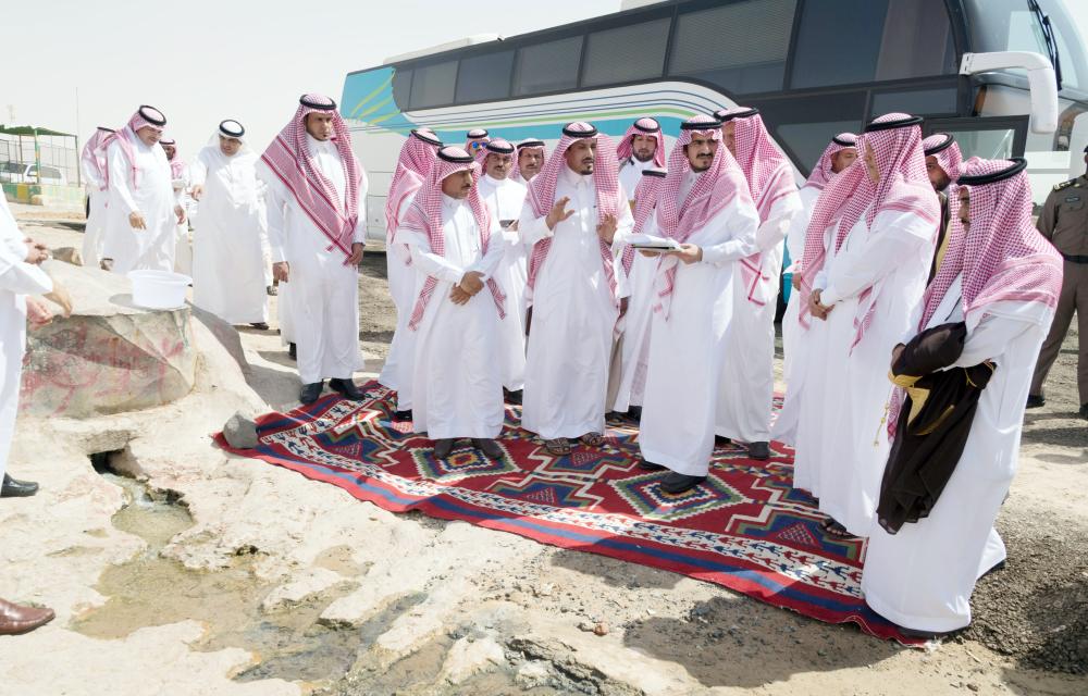



 الأمير بدر بن سلطان خلال زيارته عين الحواس الكبريتية.