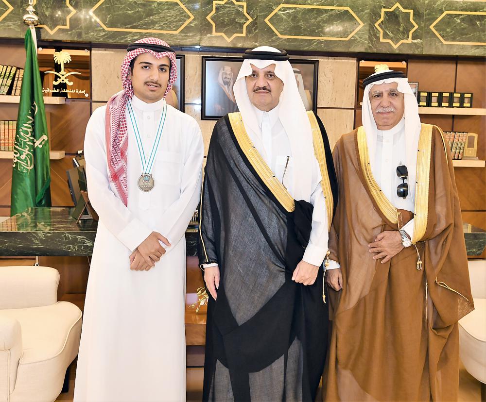 



الأمير سعود بن نايف مع الطالب الملحم ووالده.