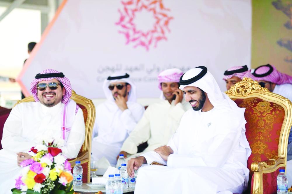 



رئيس اتحاد الهجن الأمير فهد بن جلوي يتابع المهرجان، وفي الإطار مع الضيوف في منصة السباق.