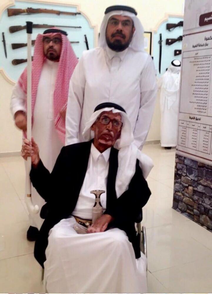 ابن حميد في متحف الدكتور محمد آل زلفة عن المئوية وخلفه ابنه أحمد .