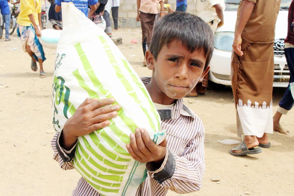 



طفل يمني نازح من الحديدة يتلقى مساعدات من منظمة يابانية  في مديرية عبس بحجة أمس الأول. (أ.ف.ب)